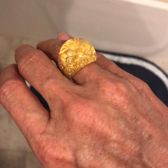 See Through Flower Ring - Picture 4 of 4